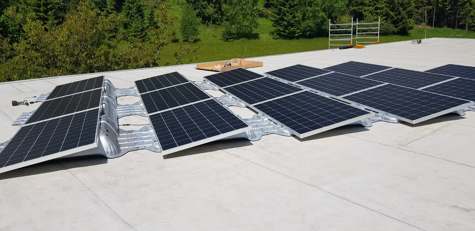 Eine Photovoltaikanlage auf einem Dach.2