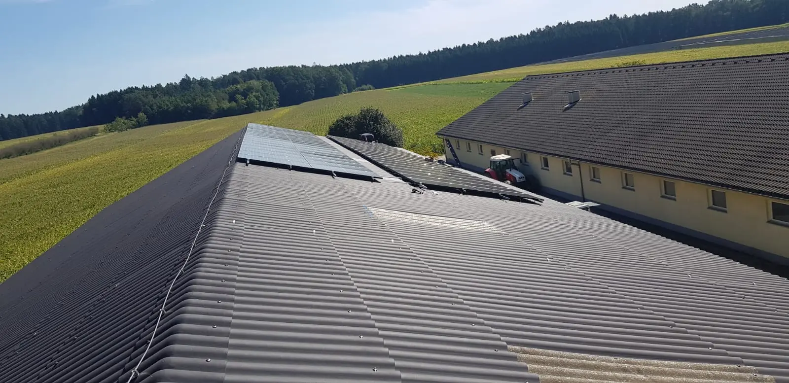 Eine Photovoltaikanlage auf einem Dach.4